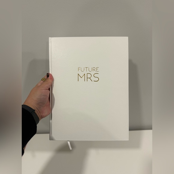 Wedding Planner/Journal - Mrs Cover in White and Gold - Picture 1 of 4